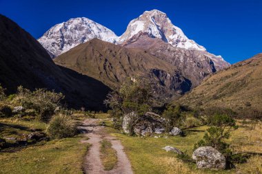 Kırsal viraj yolu, Huascaran 'da dağ geçidi, Cordillera Blanca, karlı And Dağları, Ancash, Peru