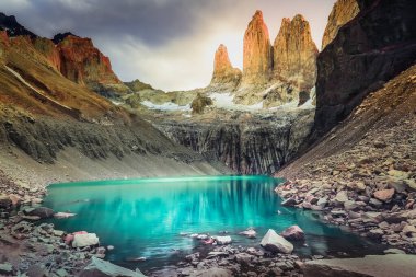 Torres del Paine granitleri dramatik gündoğumu ve göl yansıması, Şili Patagonya manzarası