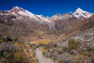Huascaran 'da dağ geçidi, Cordillera Blanca, karlı And Dağları, Ancash Peru