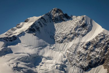 Bernina ve Palu dağları İsviçre Alpleri, Motoru, İsviçre 'de buzullarla çevrili.