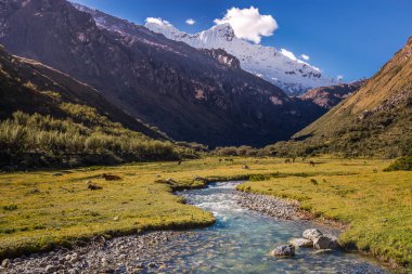 River ve Huascaran Dağı, Cordillera Blanca 'da karla kaplı And Dağları, Ancash, Peru, Güney Amerika