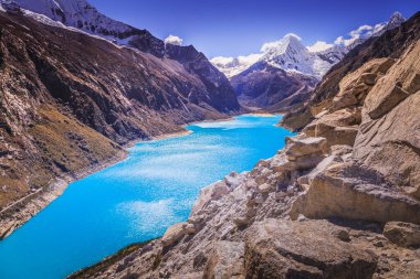 Güneşli bir günde Cordillera Blanca 'da Turkuaz Paron laguna, Karla kaplı And Dağları, Ancash, Peru