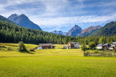 Gündoğumunda Scuol Tarasp köyünün Idyllic manzarası, Engadine, Swiss Alps, İsviçre