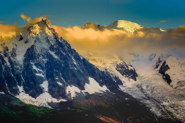 Masyw Mont Blanc Idylliczny Alpejski Krajobraz Dramatycznym Wschodzie Słońca Chamonix — Zdjęcie stockowe