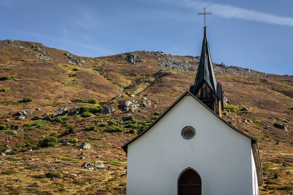 스위스의 스위스 알프스산맥 엥가딘 일출시에 교회의 목가적 — 스톡 사진