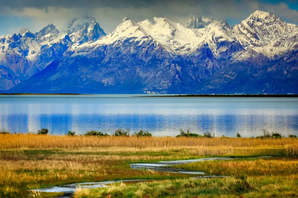 Verschneite Anden Und Argentinischer See Bei Calafate Landschaft Patagoniens Südamerika — Stockfoto