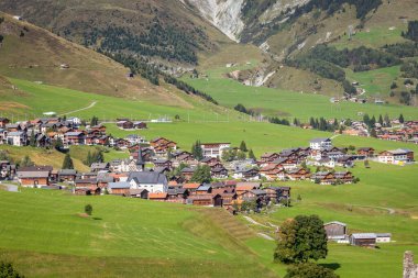 Graubunden Vadisi 'nde güneşli baharda İsviçre Alpleri, İsviçre