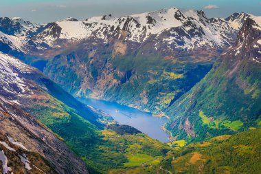 Teknesi ve şelalesi olan barışçıl Geirangerfjord Norveç, Kuzey Ülkeleri