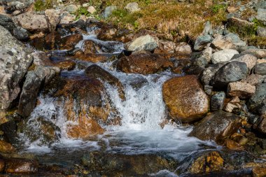 Fluela geçidinde Alp nehri, gün doğumunda Engadine Vadisi, Graubunden Alpleri, Grisons, İsviçre