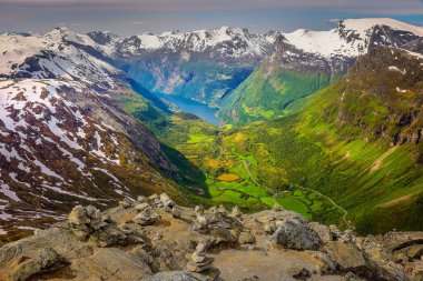 Teknesi ve şelalesi olan barışçıl Geirangerfjord Norveç, Kuzey Ülkeleri