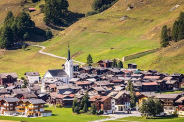 Graubunden Vadisi 'nde güneşli baharda İsviçre Alpleri, İsviçre