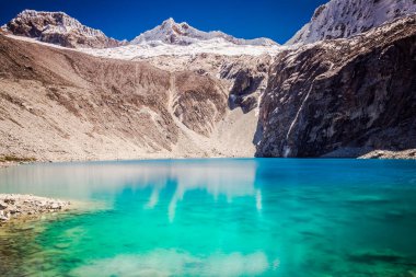 Cordillera Blanca 'da Idyllic laguna 69, karla kaplı And Dağları, Ancash, Peru