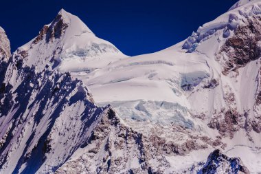 Huaraz, Ancash Andes, Peru yakınlarındaki Cordillera Blanca 'da buzulla kaplı karlı dağ zirvesi