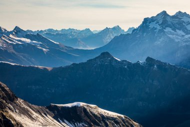 Schilthorn 'un tepesinde ve Karlı Bernese İsviçre Alpleri' nin manzarası, Eiger, Monch ve Jungfrau, İsviçre