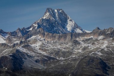 İsviçre Nufenen Geçidi 'nden görülen dramatik kar tepeli Bernese İsviçre Alpleri