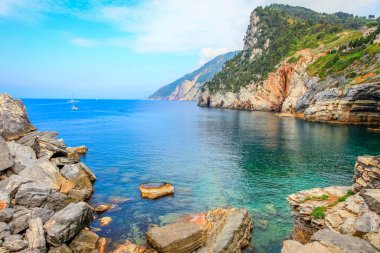 Güneşli bir günde Portovenere körfezindeki Grotte mağarası Byron, Cinque Terre, İtalya