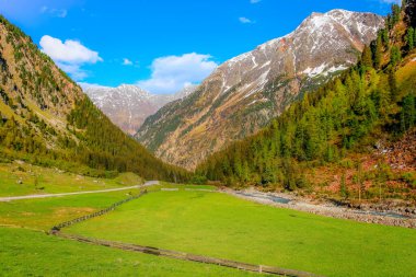 Günbatımında Innsbruck yakınlarındaki Green Stubai vadisinde Alp çiftliği, Tyrol, Avusturya
