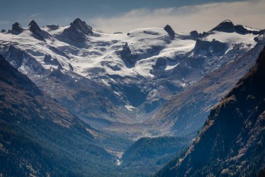 Bernina ve Palu dağları İsviçre Alpleri, Motoru, İsviçre 'de buzullarla çevrili.