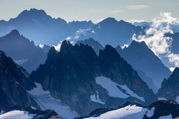 苏斯特霍恩山景 在阳光灿烂的日子里 泰利斯山脉在瑞士的阿尔卑斯山畔 — 图库照片