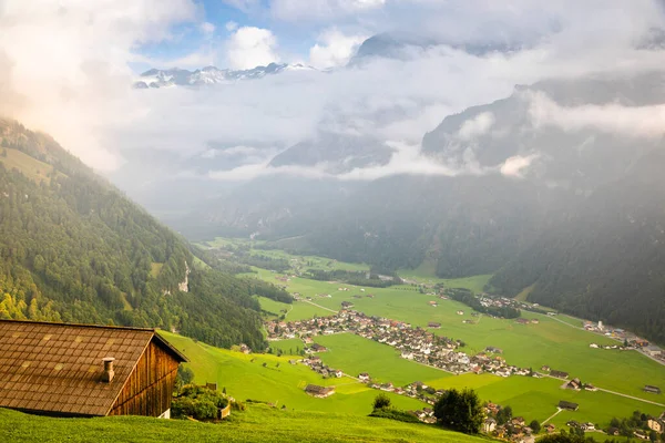 Gündoğumunda Engelberg köyünün Idyllic manzarası, Obwalden, İsviçre Alpleri, İsviçre