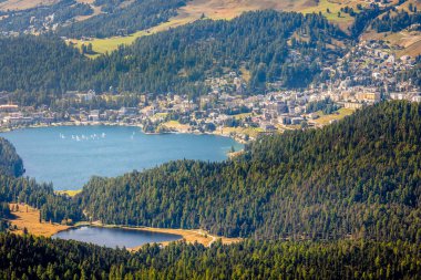 Yukarı Motor 'dan Muottas Muragl, Graubunden, İsviçre' den yelkenliyle St. Moritz gölünün panoramik manzarası