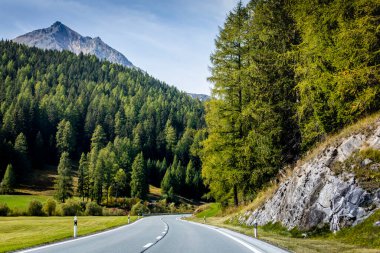 Motor Dağ Yolu, İsviçre Alpleri ile dramatik yol, güneşli bir günde İsviçre