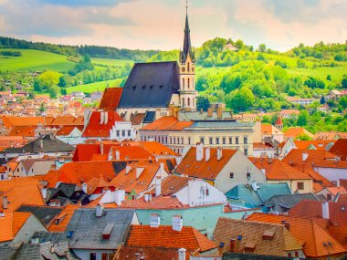 Cesky Krumlov şehir manzarası ve eski şehir çatı kiremitleri, Bohemya 'daki ortaçağ gotik ve barok kenti, Çek Cumhuriyeti