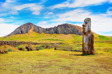 Paskalya Adası, Rapa Nui Idyllic kırsalında Moai heykelleri ve Şili kıyı şeridinde Pasifik Okyanusu dalgaları