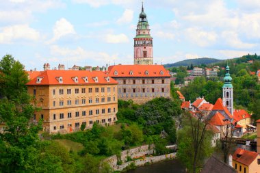 Cesky Krumlov şehir manzarası ve eski şehir çatı kiremitleri, Bohemya 'daki ortaçağ gotik ve barok kenti, Çek Cumhuriyeti