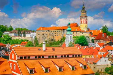 Cesky Krumlov şehir manzarası ve eski şehir çatı kiremitleri, Bohemya 'daki ortaçağ gotik ve barok kenti, Çek Cumhuriyeti