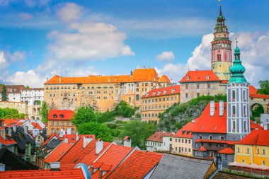 Cesky Krumlov şehir manzarası ve eski şehir çatı kiremitleri, Bohemya 'daki ortaçağ gotik ve barok kenti, Çek Cumhuriyeti