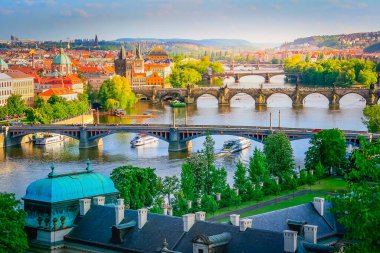Prag eski şehir kuleleri ve kubbeleri gün batımında, Çek Cumhuriyeti