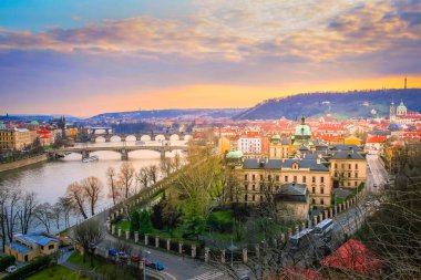 Prag eski şehir kuleleri ve kubbeleri gün batımında, Çek Cumhuriyeti