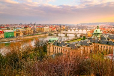 Prag eski şehir kuleleri ve kubbeleri gün batımında, Çek Cumhuriyeti