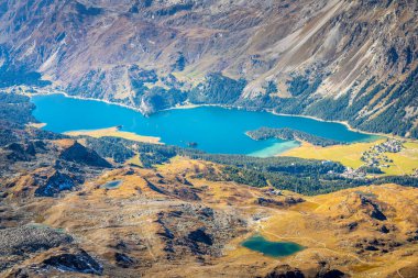 Silvaplana Gölü 'nün üstünde, Piz Corvatsch' tan Sils ve Maloja, Yukarı Motor, Graubunden, İsviçre