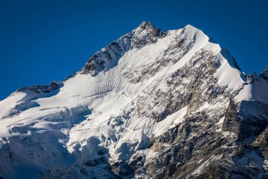Bernina ve Palu dağları İsviçre Alpleri, Motoru, İsviçre 'de buzullarla çevrili.