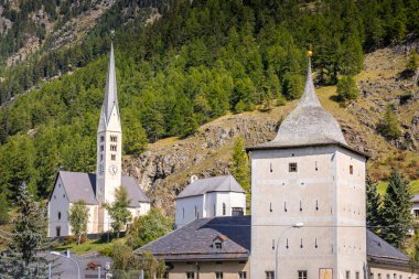 Gündoğumunda Zernez köyünün Idyllic manzarası, Engadine, Swiss Alps, İsviçre