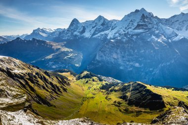 Schilthorn 'un tepesinde ve Karlı Bernese İsviçre Alpleri' nin manzarası, Eiger, Monch ve Jungfrau, İsviçre