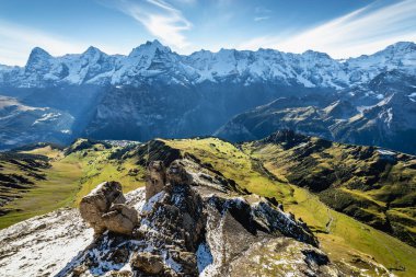 Schilthorn 'un tepesinde ve Karlı Bernese İsviçre Alpleri' nin manzarası, Eiger, Monch ve Jungfrau, İsviçre