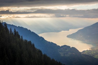 İsviçre Alpleri ve Thun Gölü 'nün dramatik günbatımındaki hava manzarası, Interlaken, İsviçre
