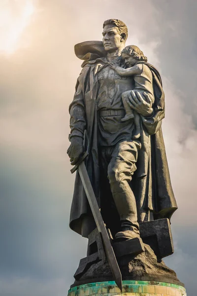 Socha Hrdinského Vojáka Osvobozovatele Sovětském Válečném Památníku Při Západu Slunce — Stock fotografie