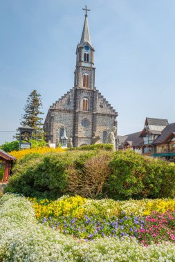 Renkli çiçekli taş kilise, gün batımında Gramado köyü, Güney Brezilya