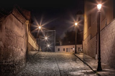 Bulgaristan 'ın Filibe kentinde gece lambalarla aydınlatılmış karanlık ve gizemli bir sokak.
