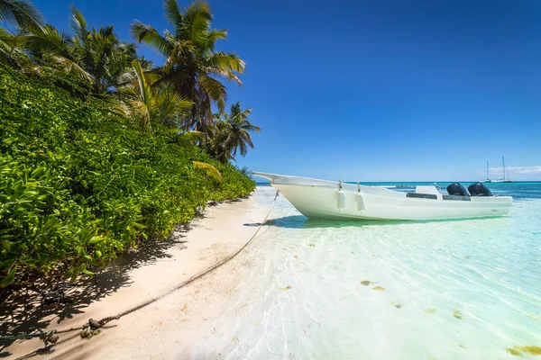 Boat Tropical Beach Caribbean Sea Idyllic Saona Island Punta Cana —  Fotos de Stock