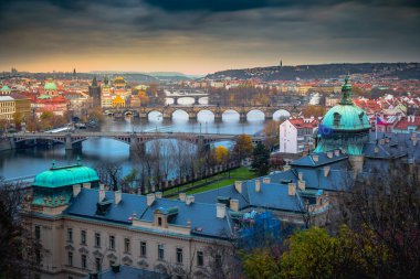 Çek Cumhuriyeti 'nin dramatik akşamında Prag ve Vltava nehrinin şehir manzarası üzerine panoramik manzara