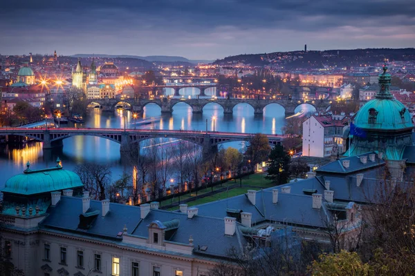 Панорамный Вид Город Огюст Реку Влтаву Драматическим Вечером Чехия — стоковое фото