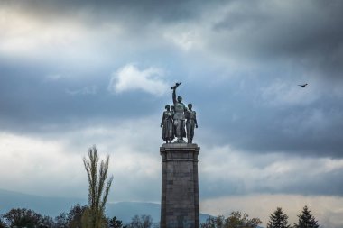Sovyet ordusunun 2. Dünya Savaşı anıtı sonbahar akşamı Sofya 'da, Bulgaristan ve Doğu Avrupa' da