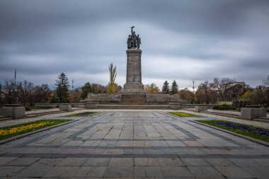 Sovyet ordusunun 2. Dünya Savaşı anıtı sonbahar akşamı Sofya 'da, Bulgaristan ve Doğu Avrupa' da