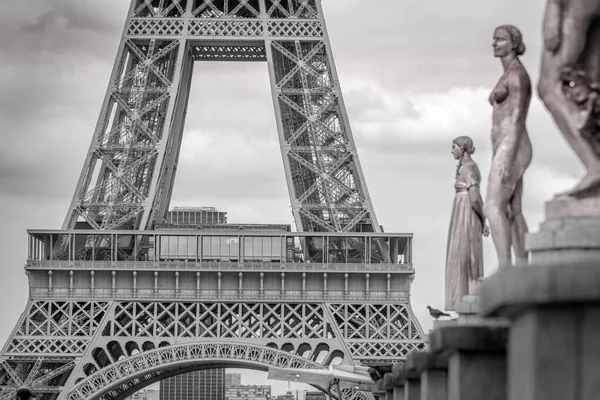 法国巴黎Trocadero的埃菲尔铁塔和法国建筑 — 图库照片