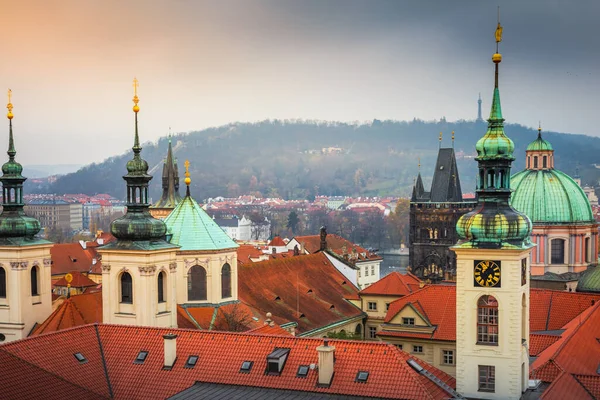 Vista Panorâmica Sobre Paisagem Urbana Dos Telhados Praga Pôr Sol — Fotografia de Stock